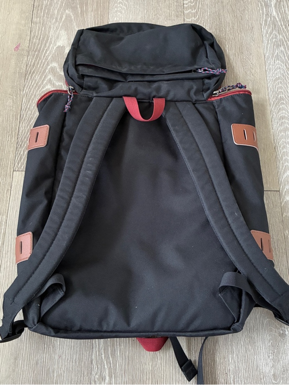 Patagonia Toromiro 22L Backpack Hiking pack black with red interior - Picture 4 of 5